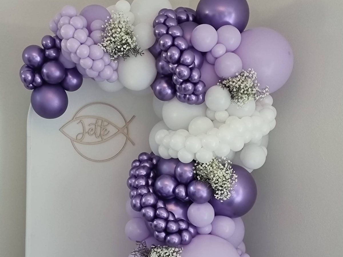 Organic-Ballongirlande zur Kommunion in Flieder, Lila-Chrom und Weiß mit Schleierkraut und Holz-Fisch mit Namen