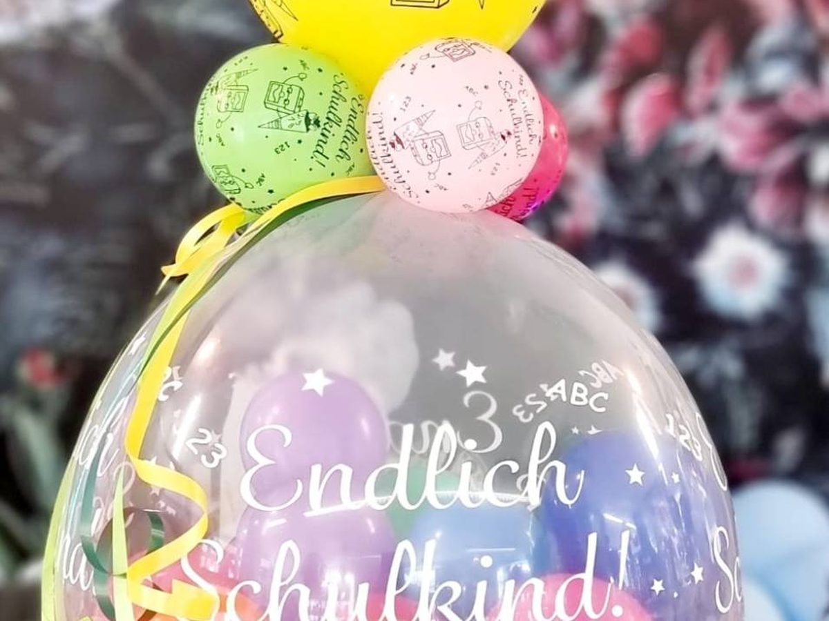 Geschenkballon „Endlich Schulkind!“ – Deco Bubble gefüllt mit bunten Ballons, oben kleine Ballons mit Schultüten-Motiv