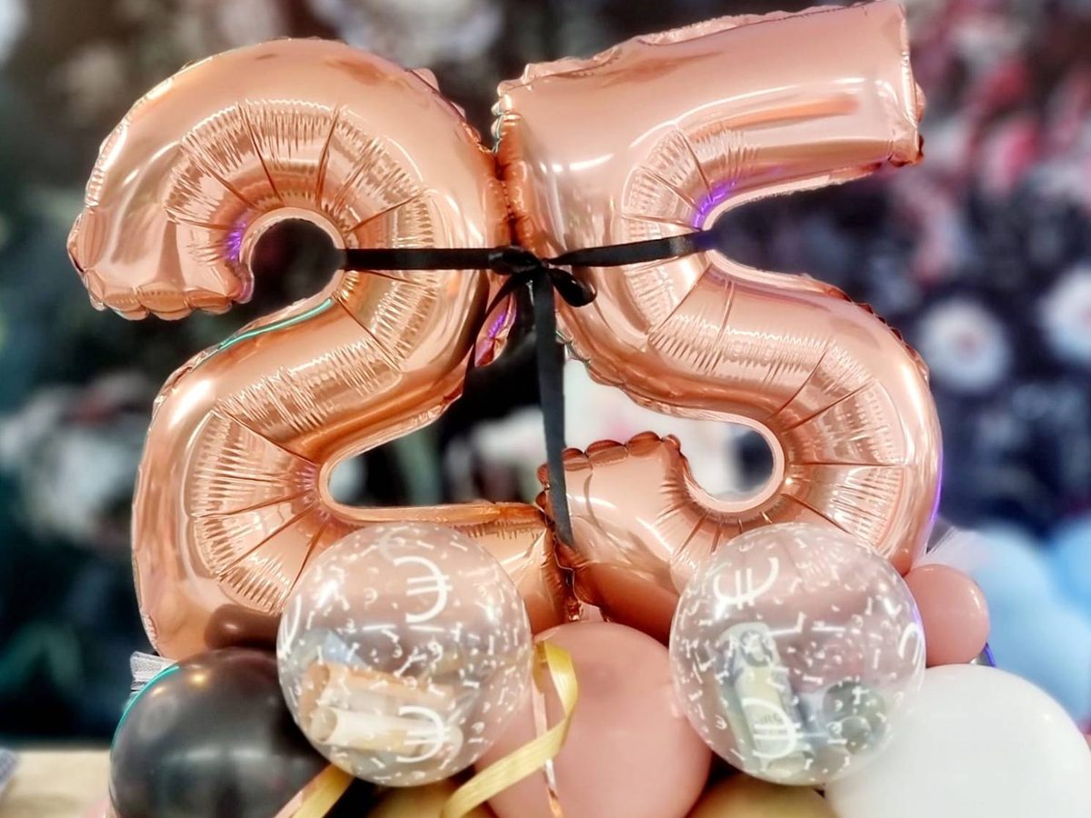 Ballonstand Minis: Folienzahl 25 in Roségold auf einem Fuß aus kleinen Ballons in Rosé, Gold, Schwarz und Weiß, mit zwei Geldballons