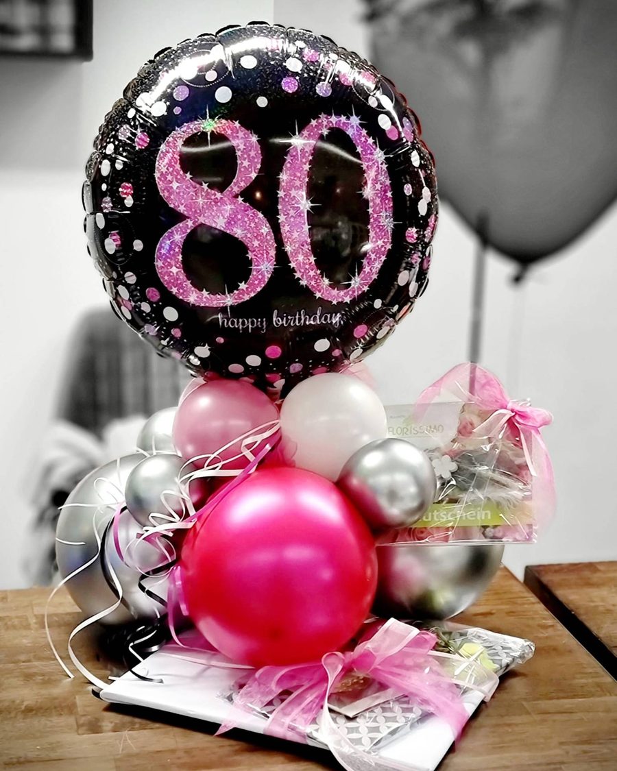 Ballongeschenk zum 80. Geburtstag: Happy-Birthday-Folienballon auf einem Ballonfuß in Pink, Silber und Weiß mit eingearbeiteten Gutscheinen