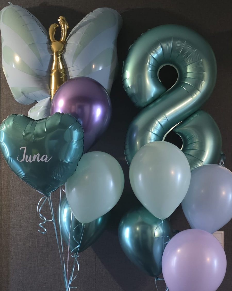Ballonstrauß in Salbei, Mint und Flieder mit Schmetterlingsballon, großer Zahl 8 und Herzballon mit Namen