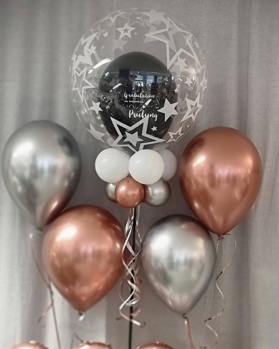 Bubble mit Sternen-Print und schwarzem Innenballon „Gratulation zur bestandenen Prüfung“, dazu Ballons in Roségold und Silber