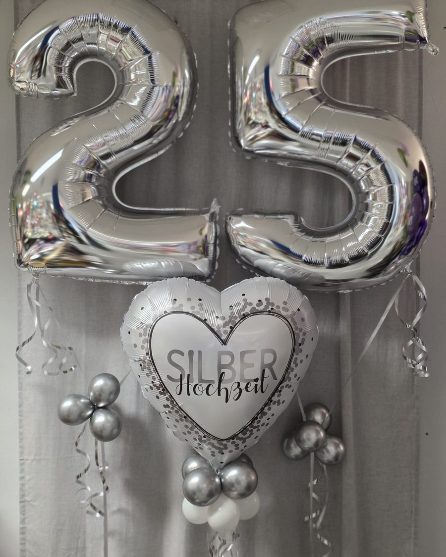 Silberne XL-Folienzahlen 25 mit einem Herzballon „Silberhochzeit“ und Ballonblumen in Silber und Weiß