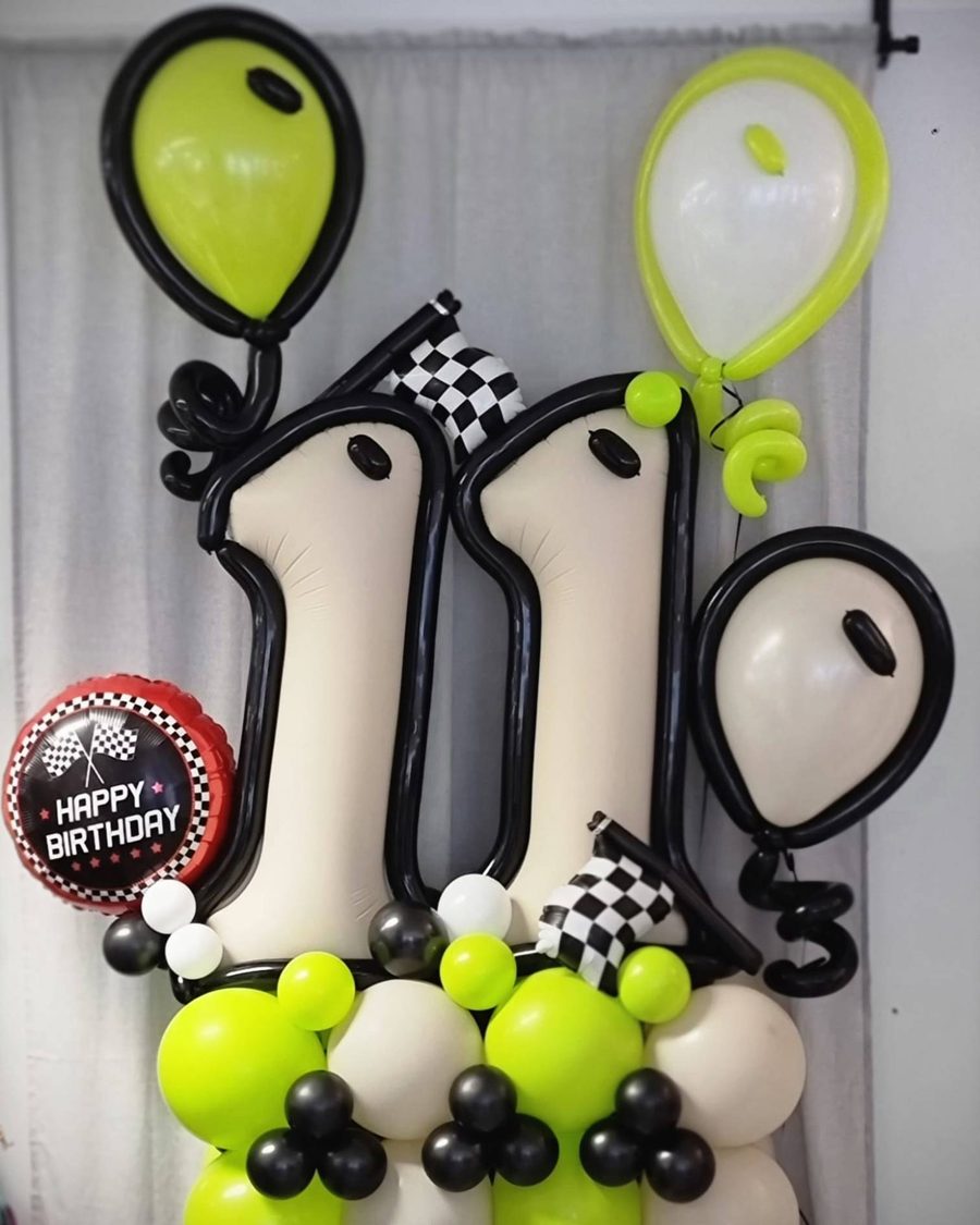 Zahlenstand zum 11. Geburtstag im Rennsport-Motto: Ziffern in Creme mit schwarzer Kontur, Zielflaggen und Ballons in Neongrün und Schwarz